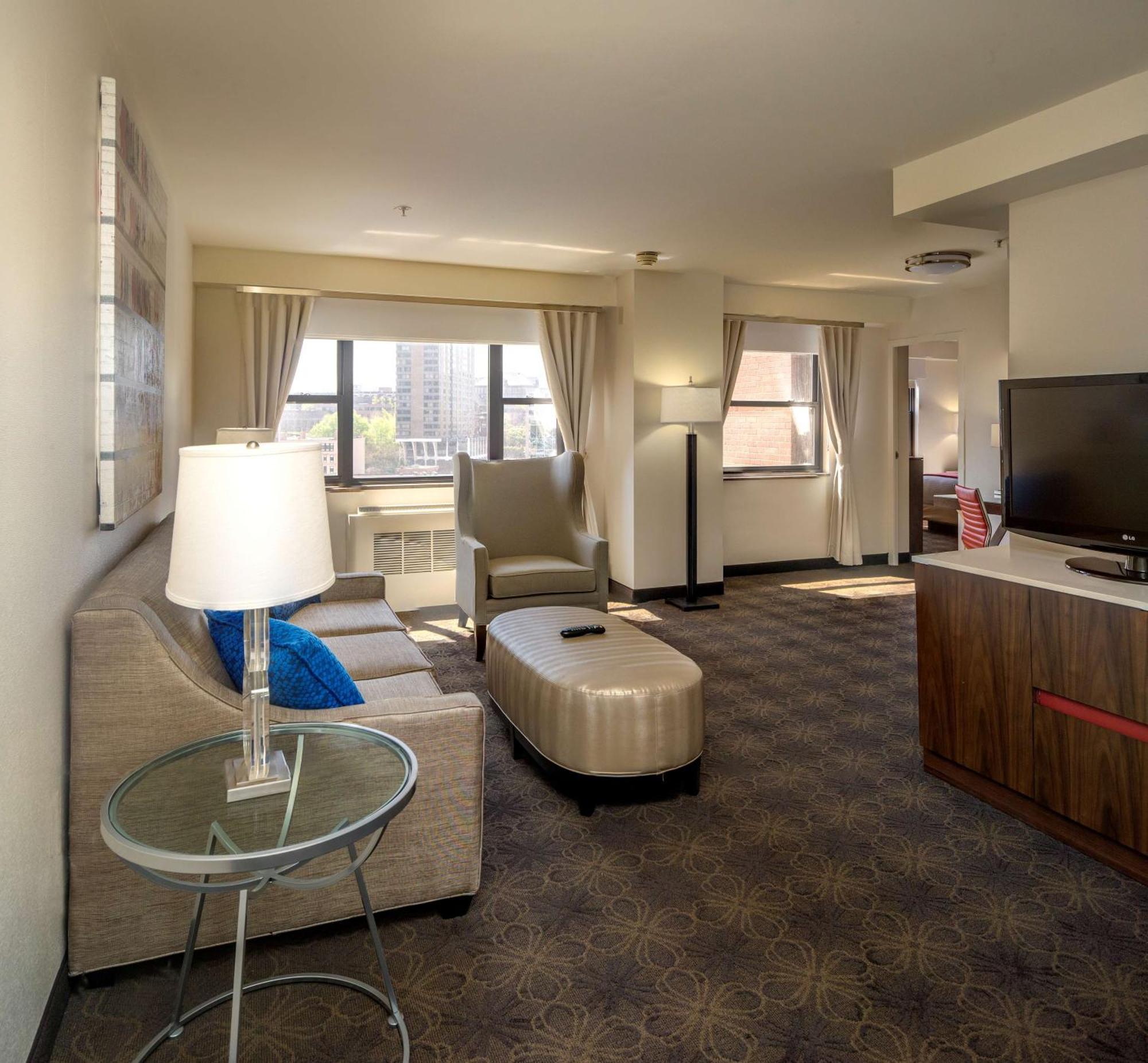 Doubletree By Hilton Hotel & Suites Pittsburgh Downtown Exterior foto